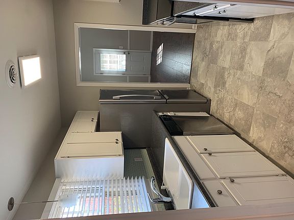 5th image of 405 Woodsman Ct