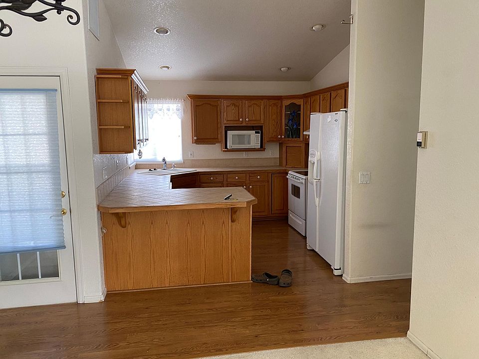 2nd image of 605 Shadowbrook Dr