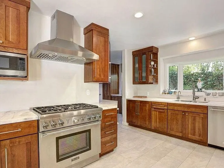 3076 Earlmar Dr — Photo 3
