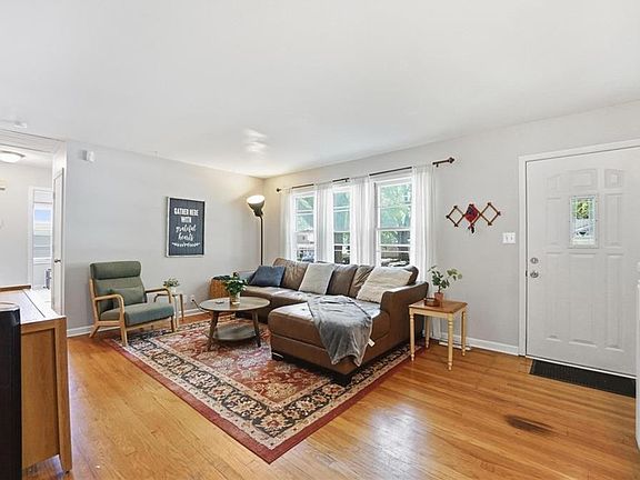4th image of 866 S Sheridan Cir