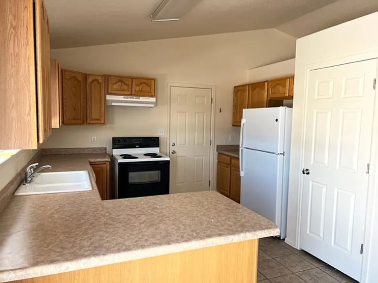 887 E Sandusky Dr — Photo 3