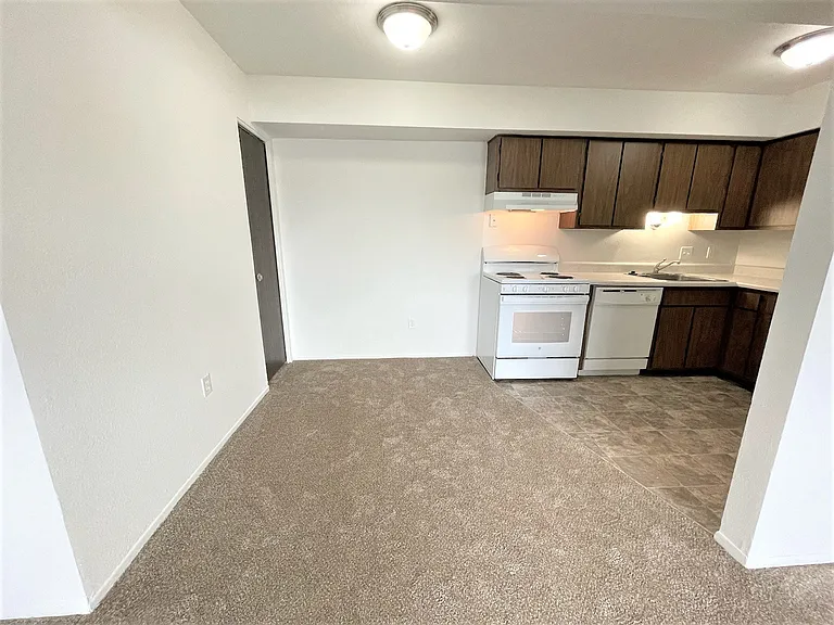 Charter Oaks Apartments — Photo 218