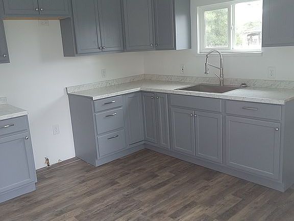 4th image of 385 Lexington St