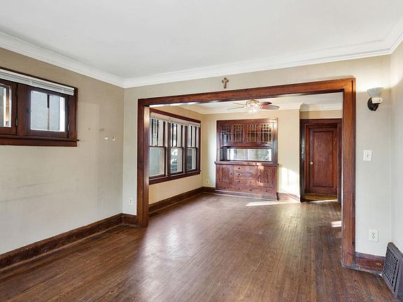 4th image of 2627 Irving Ave N