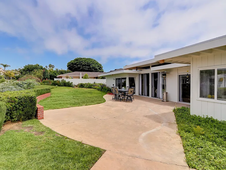 1251 Surfline Way — Photo 15