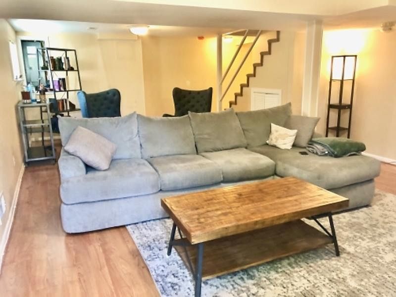 Living space (furniture for show only)