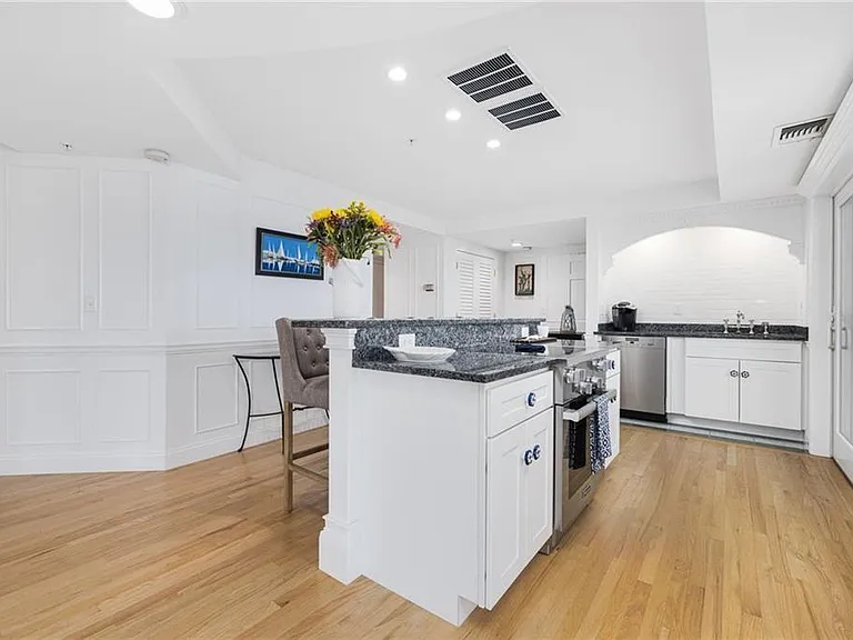 53 Conanicus Ave #3A — Photo 11