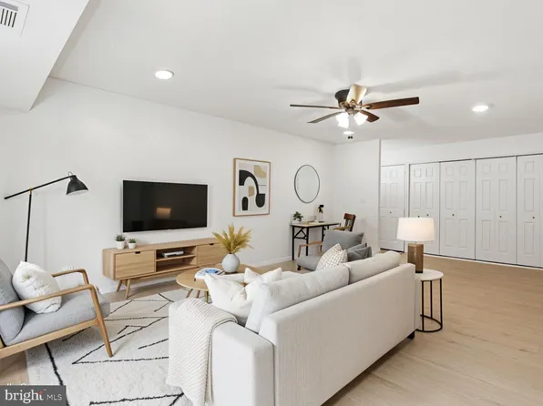7811 Dassett Ct APT 204, Annandale, VA 22003