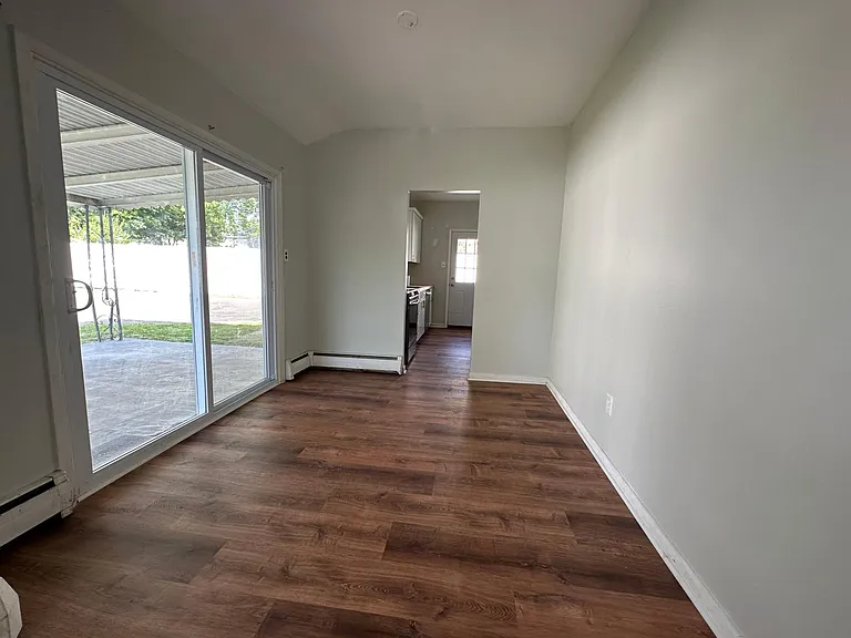 1007 E Main St — Photo 5