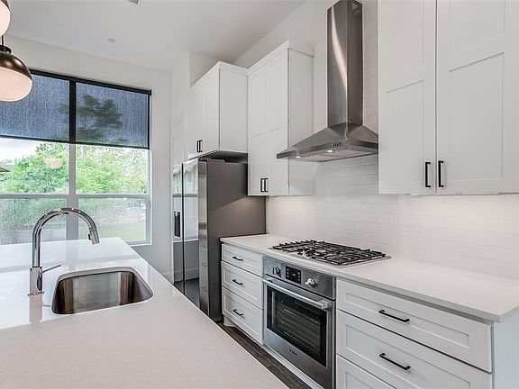 3rd image of 5915 Hudson St #106