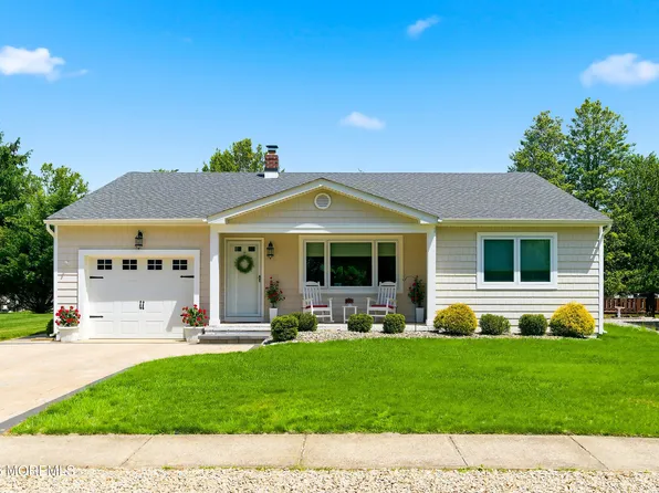 16 Crescent Drive, Toms River, NJ 08757