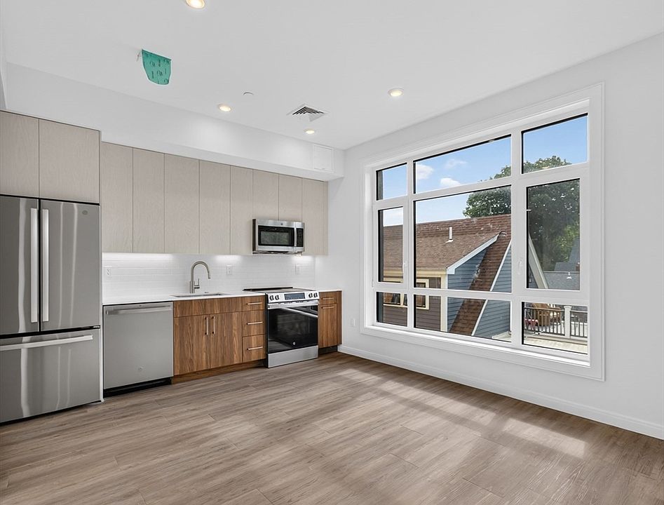1st image of 13 Warwick St #303