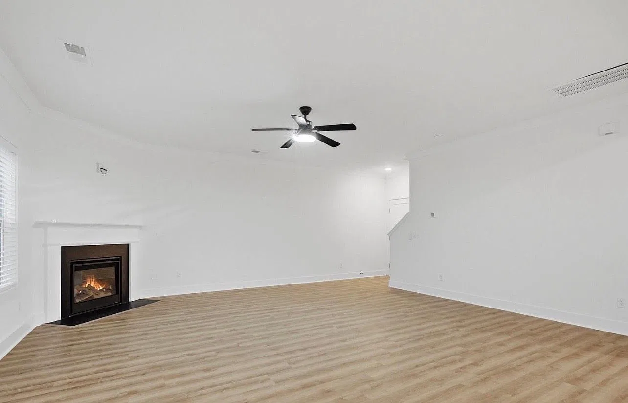 5 bed, 3.0 bath, 3000 sqft, $2,500 — Photo 2