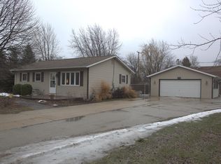 151 E Estates Pl, Oak Creek, WI 53154