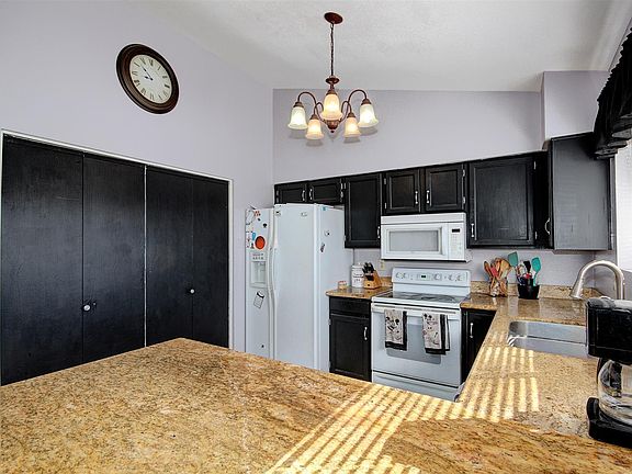 4th image of 2407 E Catalina Ave