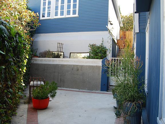 2nd image of 904 Dexter St