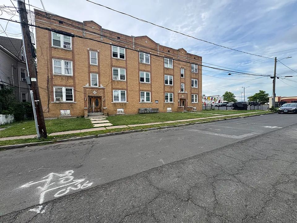 14 Standish St #2W