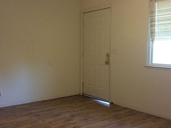 3rd image of 1385 Parkview Dr
