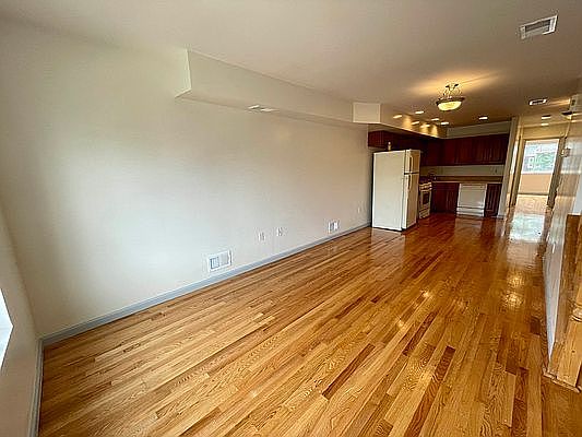 4th image of 3736 Hylan Blvd #2