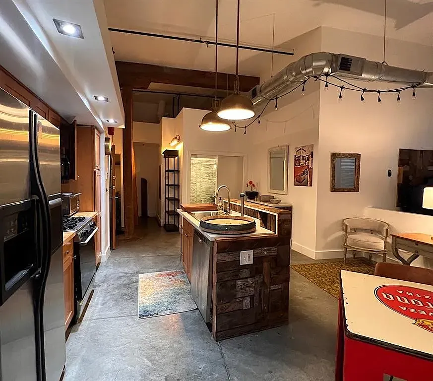 350 Peters St SW — Photo 3