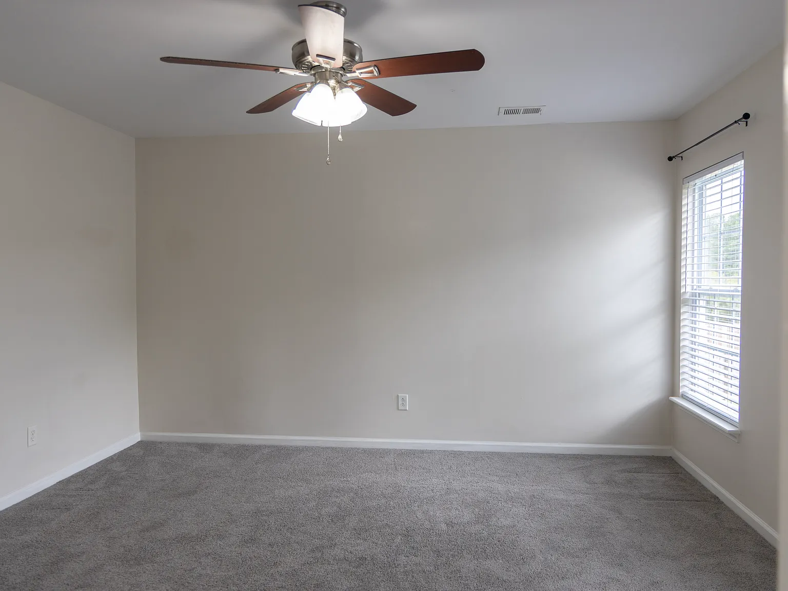 212 Avonshire Dr — Photo 4