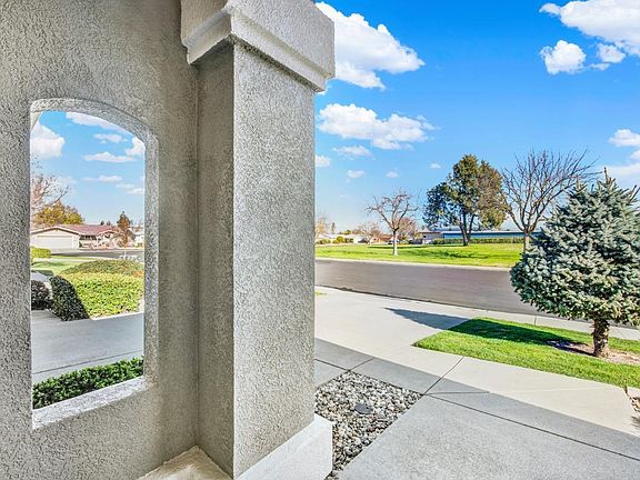 5th image of 260 Town Center Way
