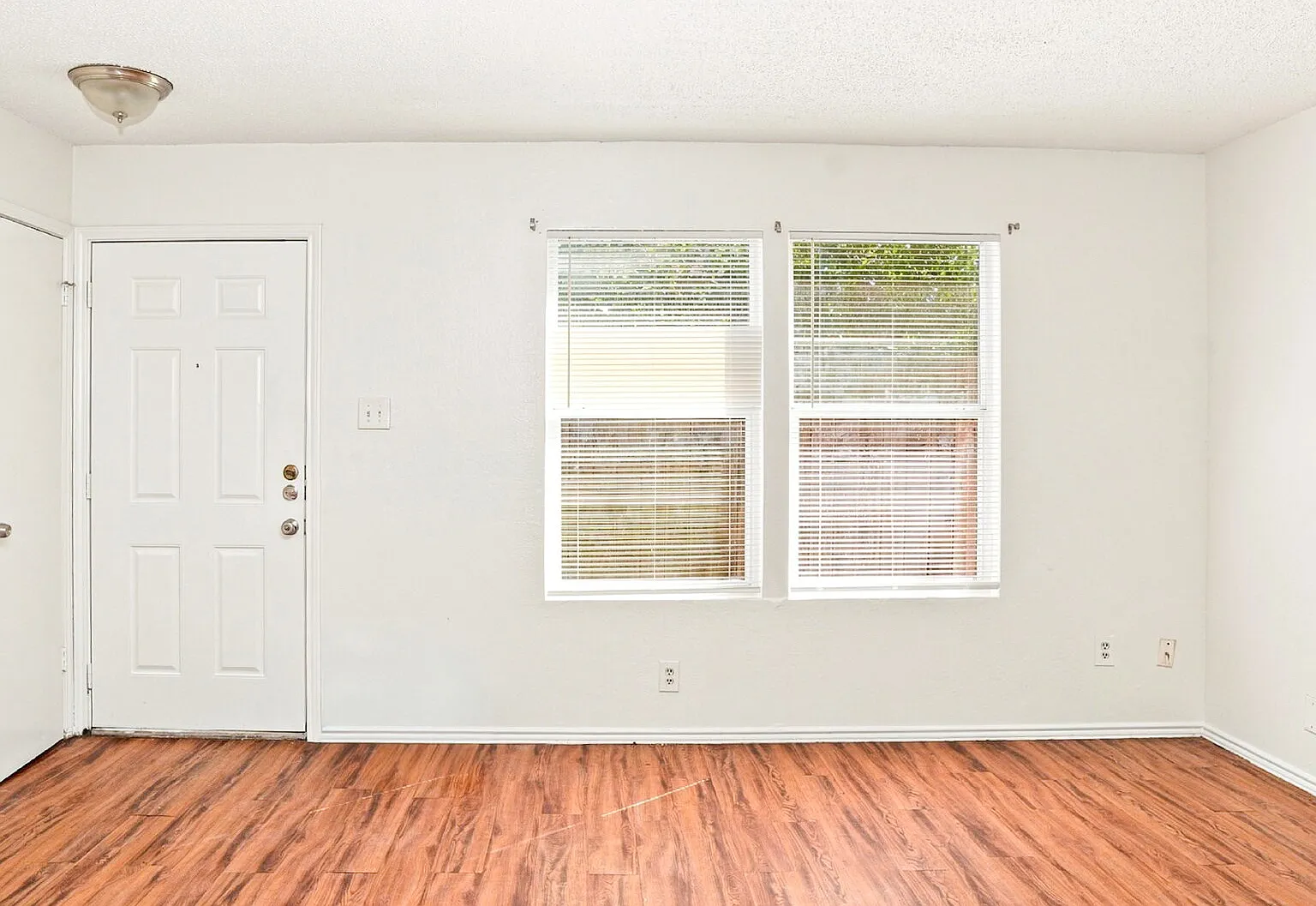 3 bed, 2.0 bath, 957 sqft, $1,450 — Photo 3