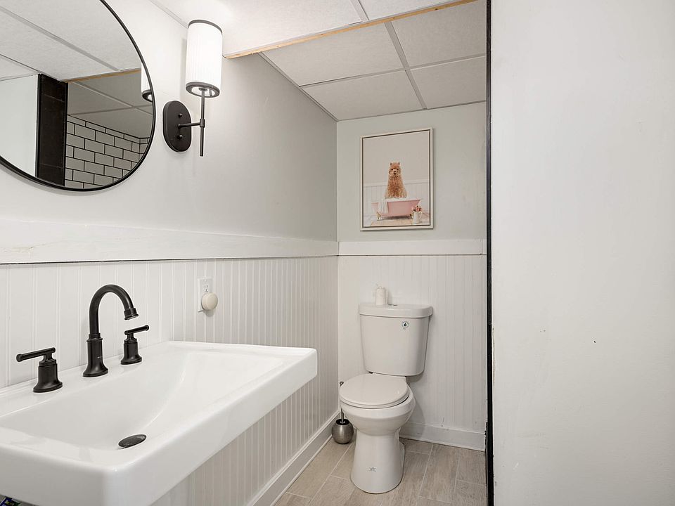 Downstairs bathroom 3/4.