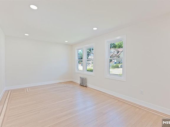 5th image of 693 Chestnut Ave