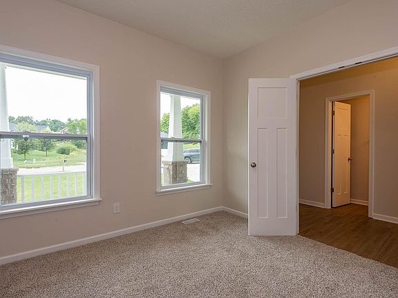 5th image of 1038 E Rachel Way