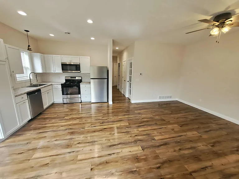 802 E North St — Photo 3