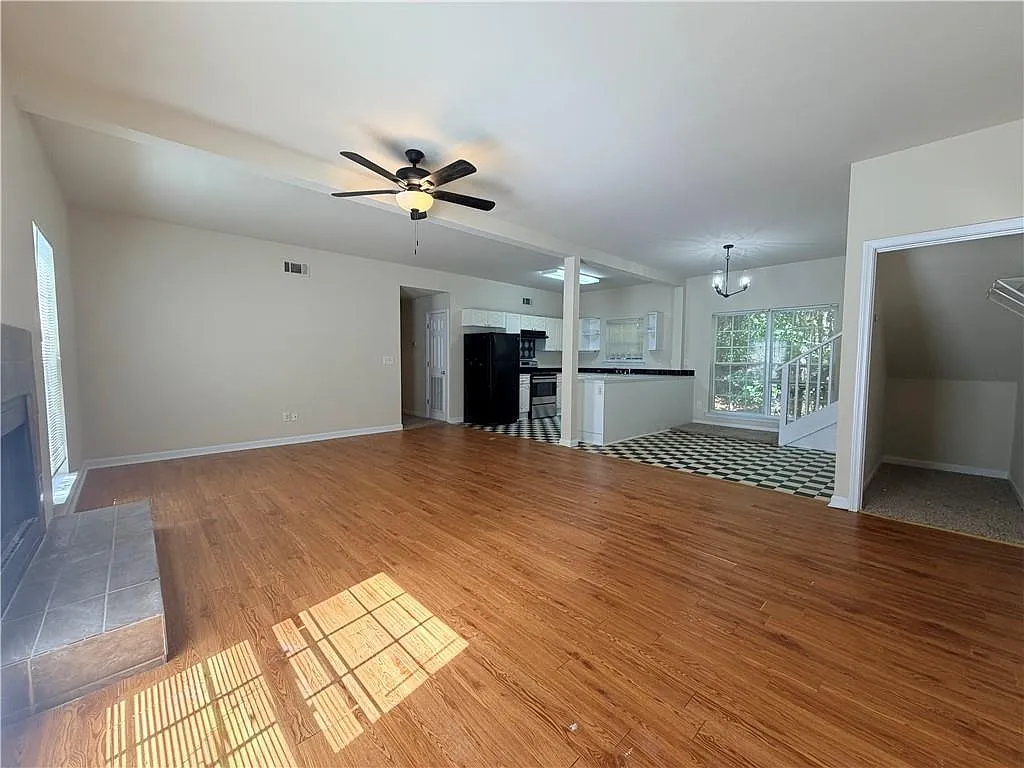 3 bed, 2.0 bath, 1760 sqft, $2,000 — Photo 2