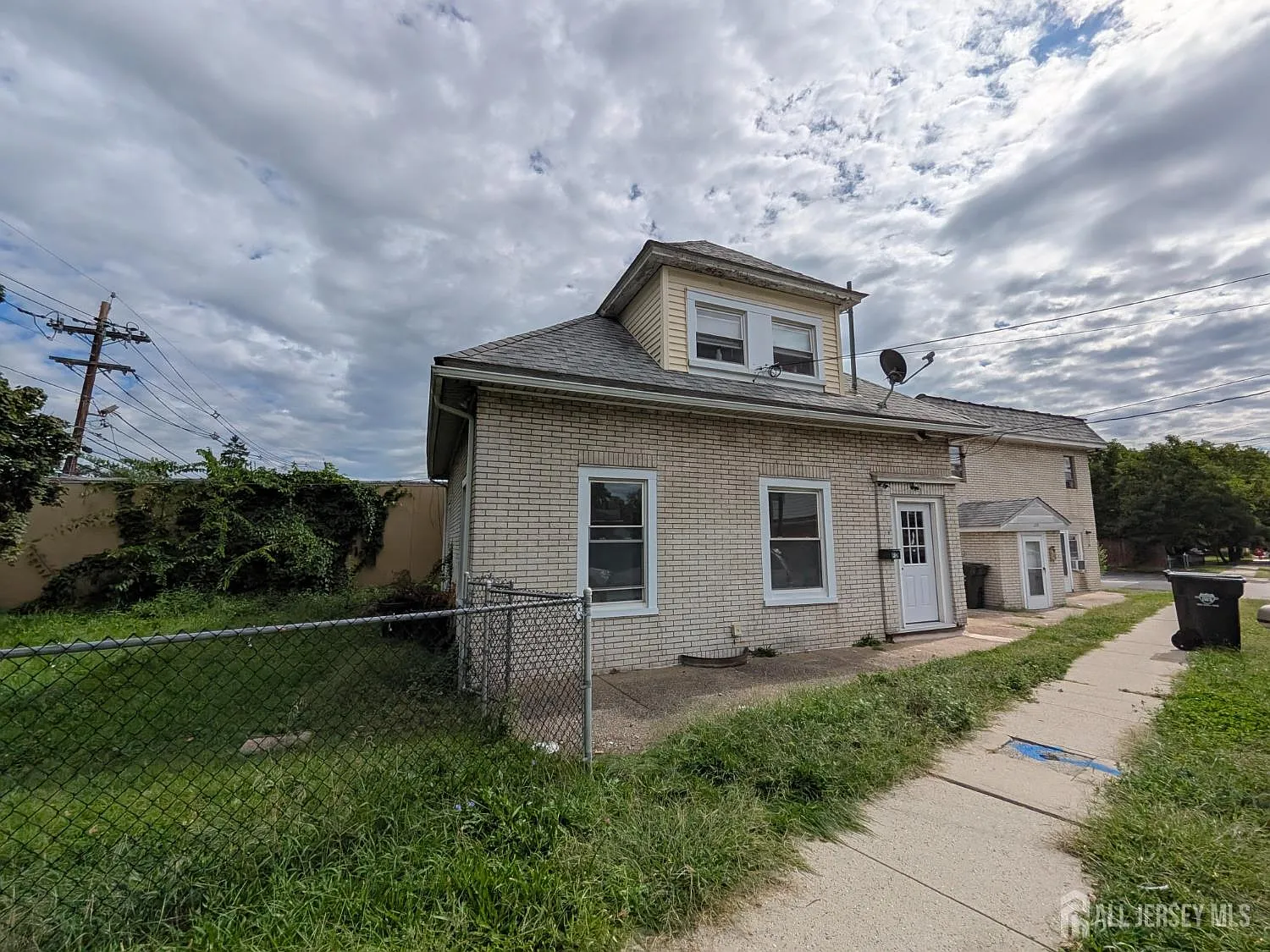121 Kossuth St — Photo 2