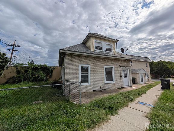 2nd image of 121 Kossuth St