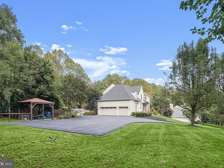 1404 Wynhurst Ln — Photo 2