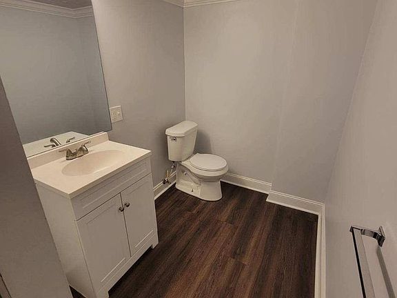 5th image of 902 E Unaka Ave #A
