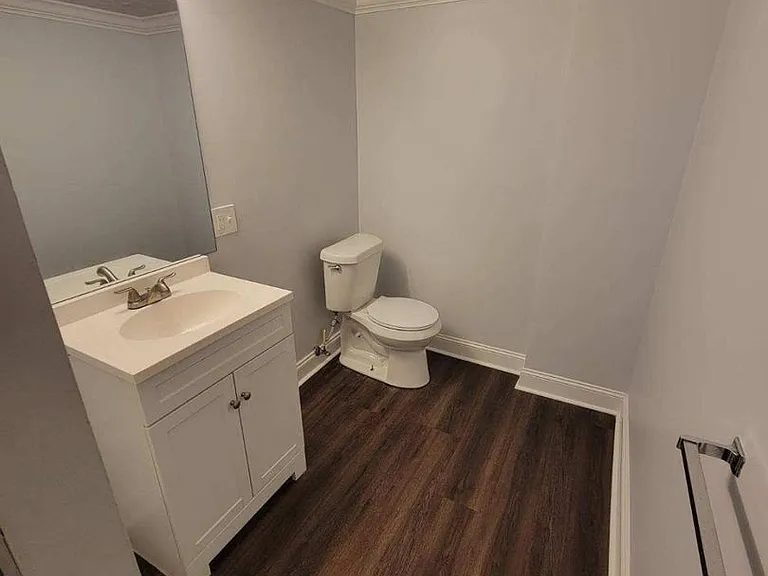 902 E Unaka Ave — Photo 5