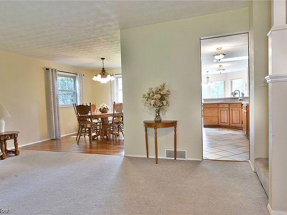 4th image of 377 Sunset Dr