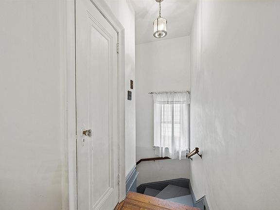 5th image of 172 W 33rd St
