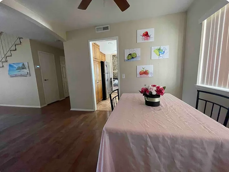 425 Maravilla Dr — Photo 1