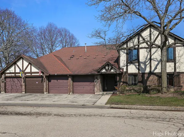 1074 Creekside Ct APT 2A, Wheeling, IL 60090