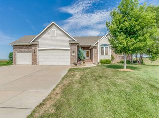 1900 E Windsor Creek Ct, Valley Center, KS 67147