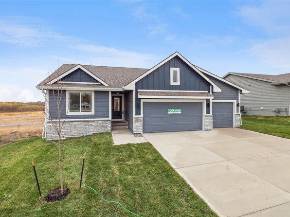 3183 NW Brookside Dr, Grimes, IA 50111