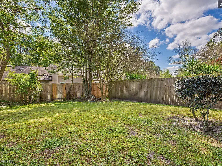 11211 Windtree Dr E — Photo 27