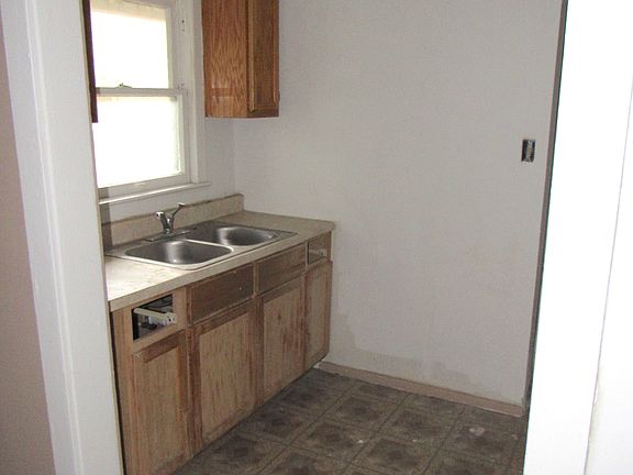 4th image of 2410 E 55th St