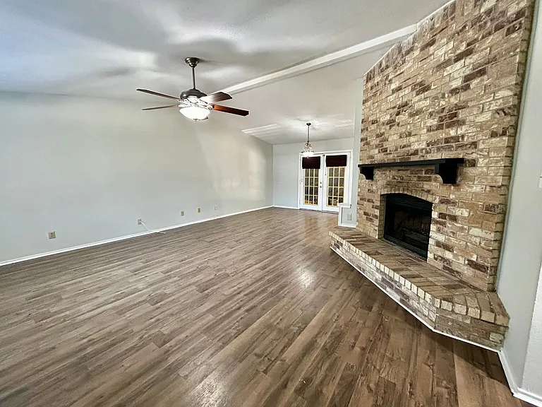 4205 Greencrest Dr — Photo 3