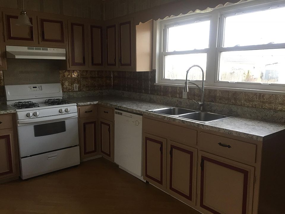 1st image of 215 Briarwood Dr