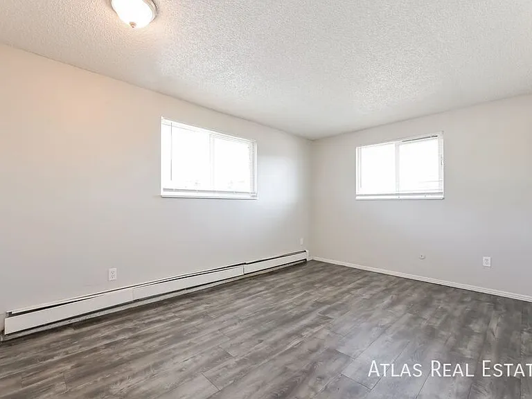910 Bishop Ct #B — Photo 9