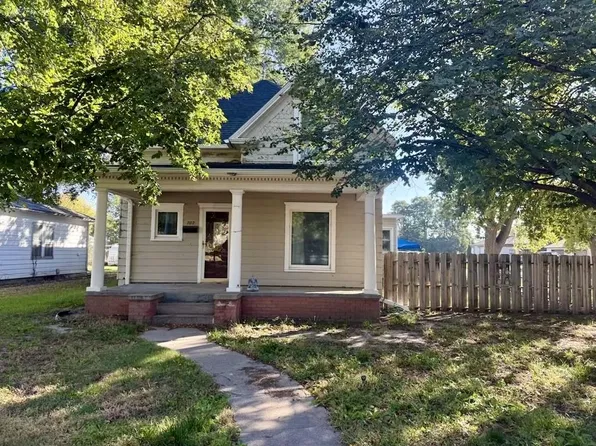 702 Arthur St, Holdrege, NE 68949