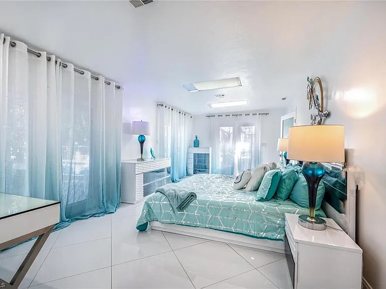 5940 English Oaks Ln — Photo 2